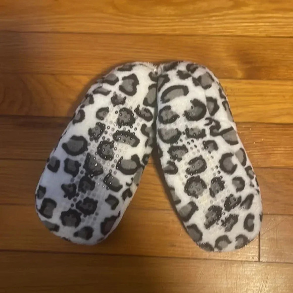 Cheetah print house slippers with grippers NWOT - Picture 5 of 10